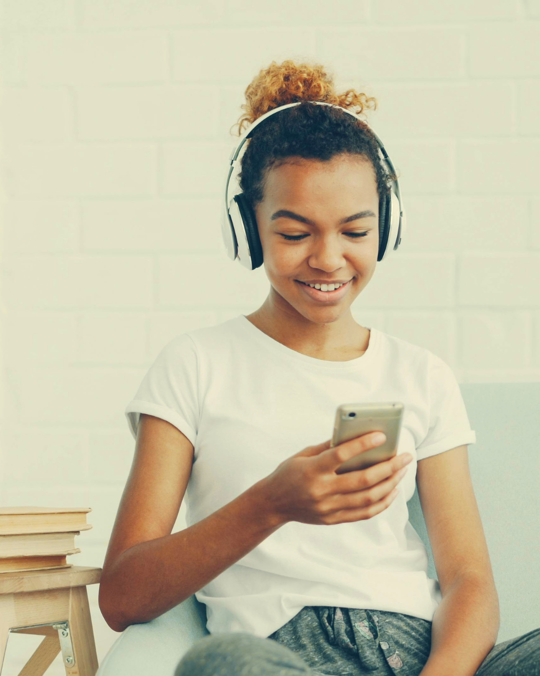 a happy teen after seeing a teen therapist